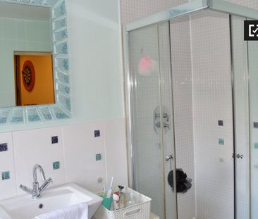 Room in shared 2-bedroom apartment in Donnybrook, Dublin - Photo 4
