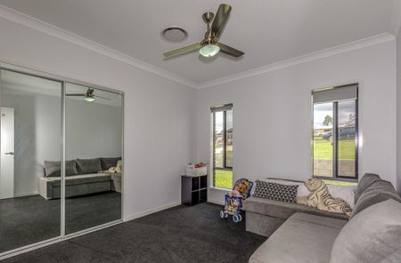 Large Family Home with Air Conditioning and Shed! - Photo 5