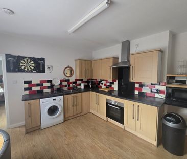 2 bed Flat - To Let - Photo 1