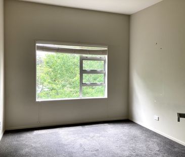 Spacious family home with school zone - Photo 6