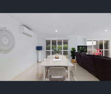 PRIVATE & PEACEFUL 3 BEDROOM HOME IN PRIME ROBINA LOCATION! - Photo 3