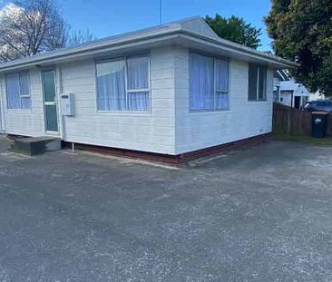 LOCATION IS EXCELLENT !! - Photo 3