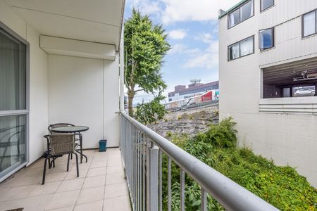 Downtown Sophistication - Photo 4