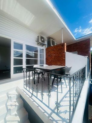 Sunny 2BR Onehunga Unit w/ large garden & Parking! - Photo 1