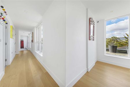 An impressive three-bedroom penthouse, featuring a concierge, on-site gym, and beautifully landscaped communal gardens, available to rent in Lichfield House, NW6. - Photo 2