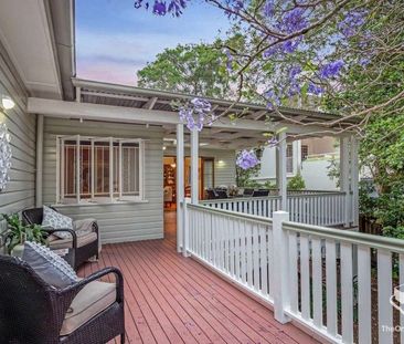 Furnished four bedrooms house at front of Park, Heart of Toowong - Photo 4