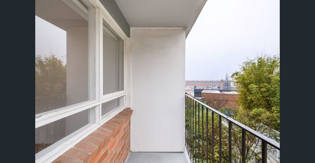 Village studio with treetop outlooks - Photo 1