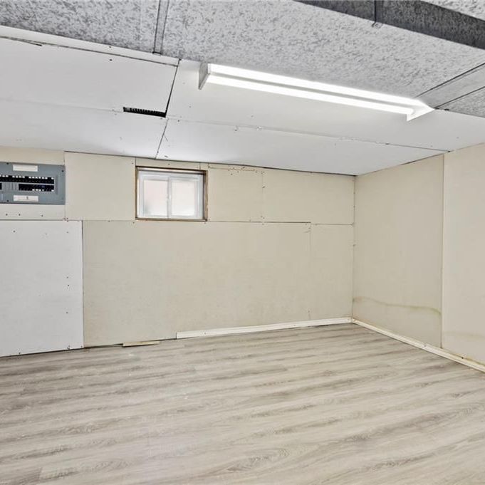 For Lease - 5292 Bridge Street, Niagara Falls, Ontario - Photo 1
