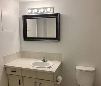 Bright clean 1 bedroom $1800 - Photo 2