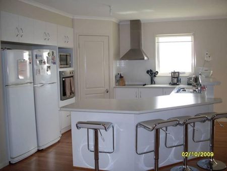 BEAUTIFUL AND SPACIOUS HOME!! - Photo 3