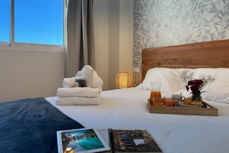 Elegante apartamento de 3 dormitorios con confort moderno y carácter original en Ruzafa - Photo 3