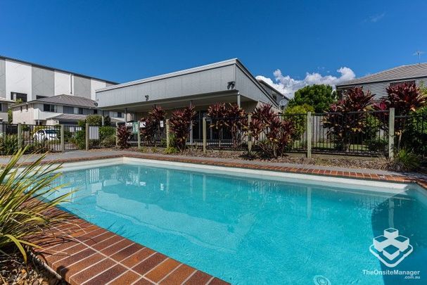 Modern 3-Bedroom Townhouse with Pool & Gym Access. Ideal Location! - Photo 1