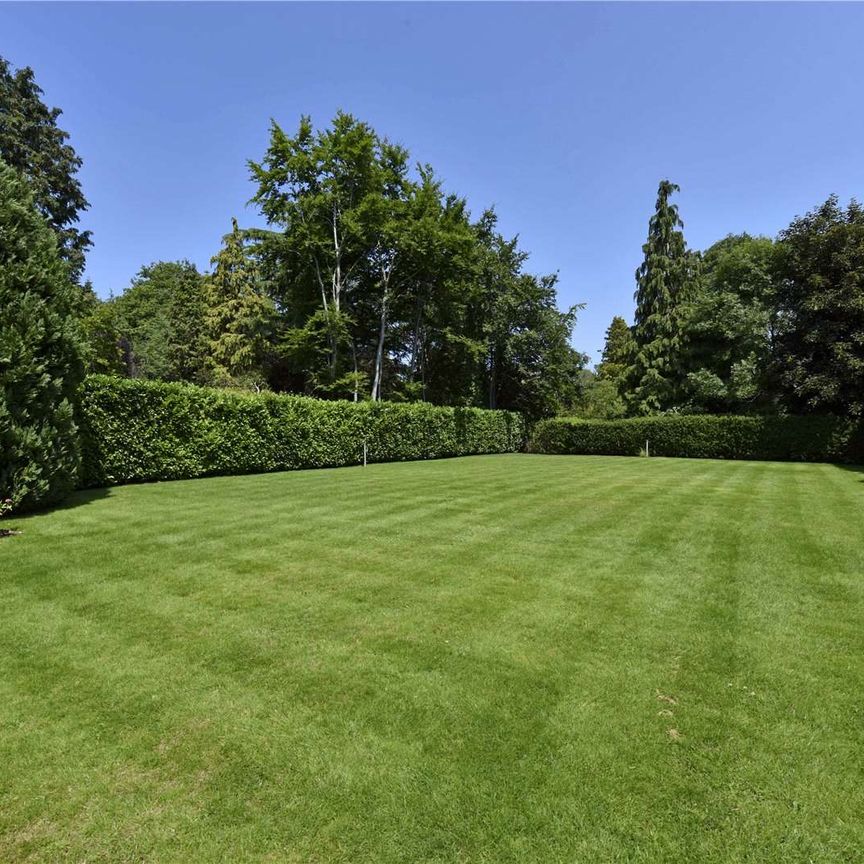 A wonderful 5 bedroom family home in the heart of the prestigious Oxshott Way Estate - Photo 1