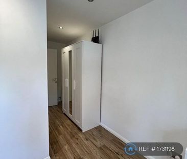 1 bedroom in a flat share to rent - Photo 3