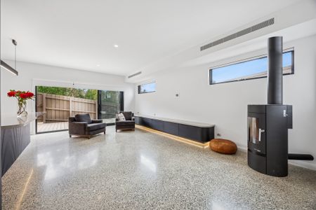 EXECUTIVE LIVING WITH DESIGNER DETAIL - Photo 3