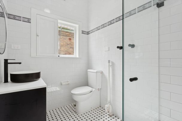 Renovated Beach Front One Bedroom Apartment with study/2nd bedroom - Photo 1