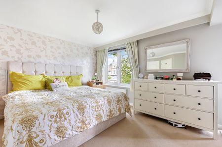 St Stephens Gardens, London, Putney - Photo 3