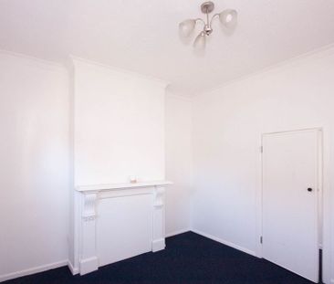 Large, sunny 3 bedroom family home on quiet street - Photo 3