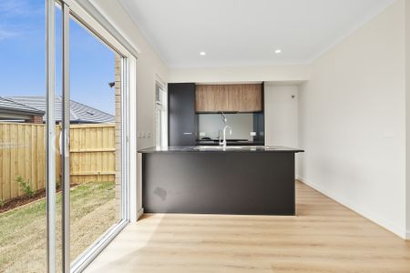 17 Tolkien Drive, Mambourin VIC, Belconnen - Photo 4