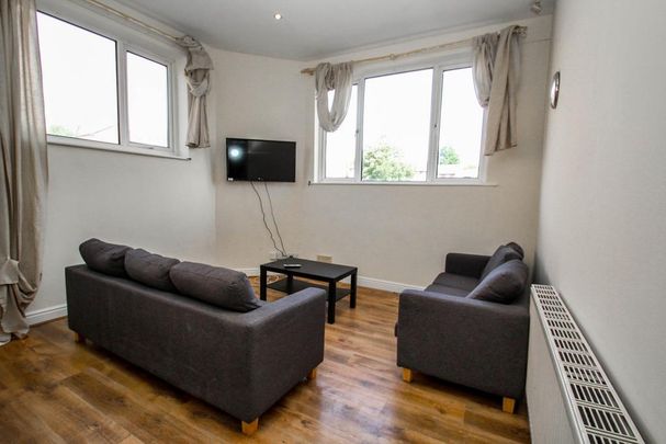 4 bedroom end of terrace house to rent - Photo 1