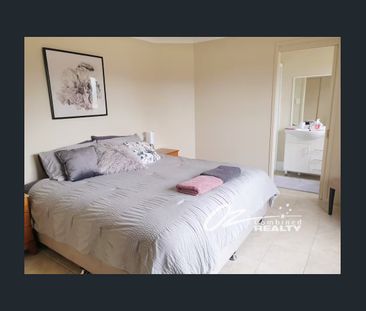 Spacious Villa Overlooking the Golf Course – Modern Living with Ene... - Photo 4