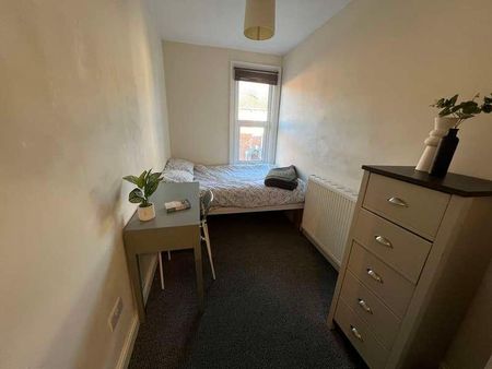 Large Property // Bed & Bath // July, LN5 - Photo 4