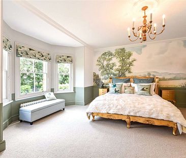 A magnificent recently renovated detached Victorian Farmhouse. - Photo 1