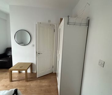 3 Bed Flat, Fulham Road, SW6 - Photo 3