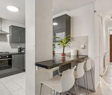 3 bedroom flat to rent - Photo 3