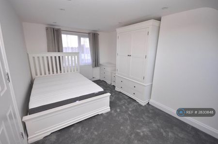 4 bedroom semi-detached house to rent - Photo 2