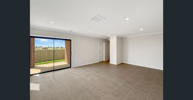 🏡 Brand New 5-Bedroom House in Brookfield - Photo 1