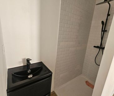 NIMES - APPARTEMENT T2 DE 25.27M2 ENTIEREMENT RENOVE - Photo 2