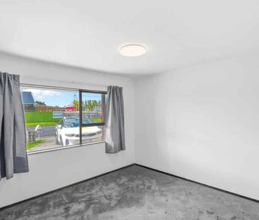 Spacious 2 bedroom home with renovated kitchen and bathroom! - Photo 5