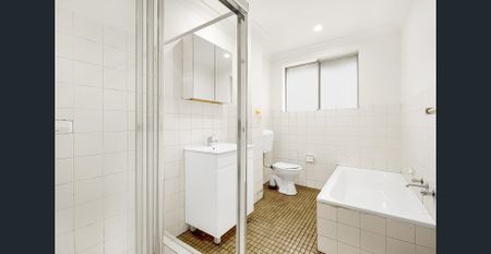 Oversized Updated Apartment - Photo 5