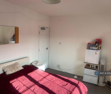 1 bedroom in a flat share to rent - Photo 5