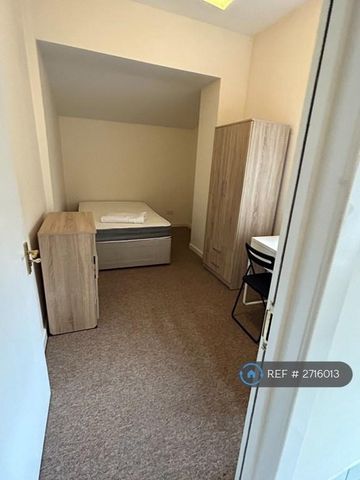 3 bedroom flat to rent - Photo 3