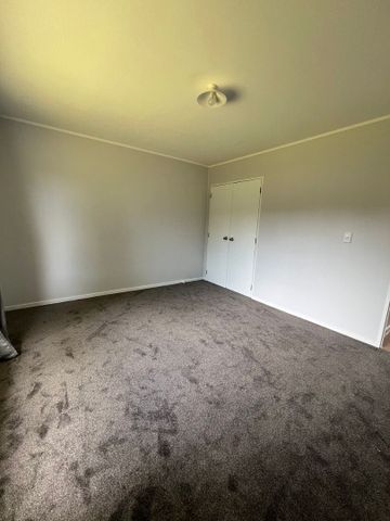 Sunny & Renovated 2-Bedroom Home – Private Backyard in Papakura - Photo 4