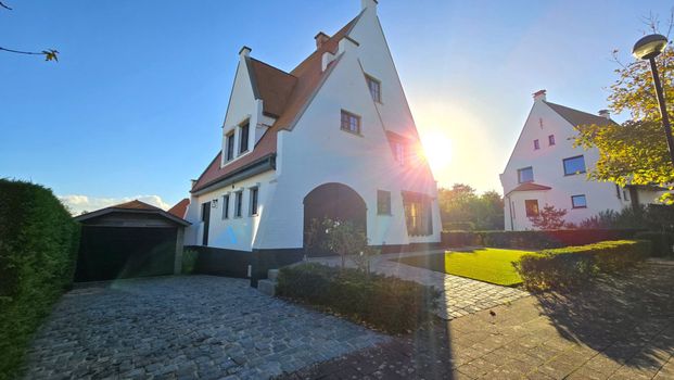 Charmante woning met 5 volwaardige slaapkamers, zonne terras en tuin met garagebox op enkele minuten van de zeedijk. - Foto 1