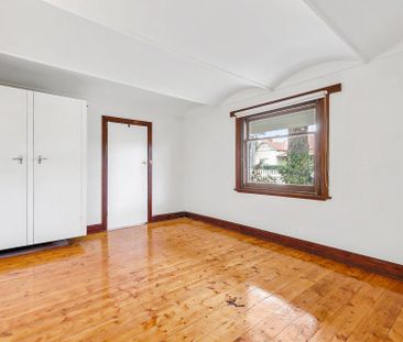 Charming Three-Bedroom Home in a Prime Oakleigh Location - Photo 3