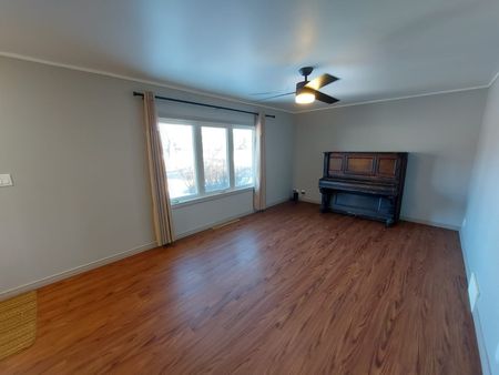 2 Bedroom Unit in West Park! - Photo 3