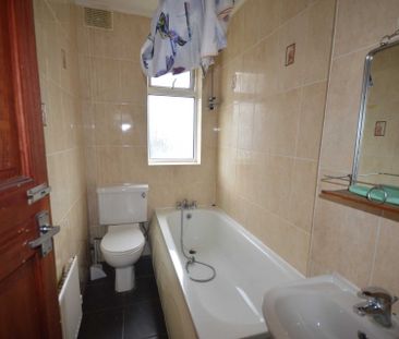 Grantham Garden, Marks Gate - Photo 6