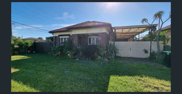 Large family home with extension and seperate 1 bedroom granny flat FAIRFIELD - Photo 1