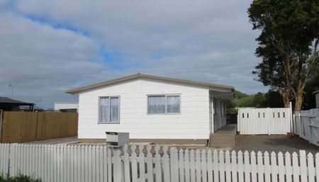 Beautifully Renovated 3-Bedroom Home - Convenient and comfortable living - Photo 5