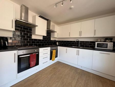 1 bedroom in a house share to rent - Photo 4