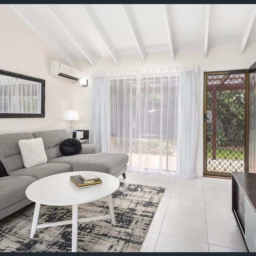 Stylish 2-Bedroom End-Unit in Quiet Cul-de-Sac - Photo 1