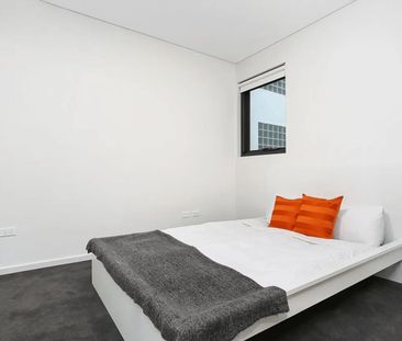 Modern One-Bedroom Plus Study Apartment in the Heart of Mascot! - Photo 2