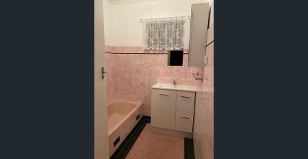 Large family home in a convenient location - Photo 4