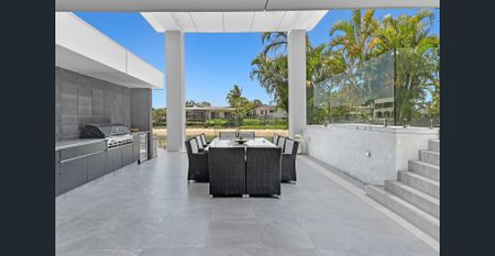 Experience the Epitome of Gold Coast Waterfront Living in This Stunning Fully Furnished Designer Residence Located in the Heart of Broadbeach Waters - Photo 4
