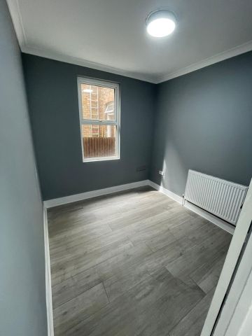 2 Bed Flat, Deacon Road, NW2 - Photo 2