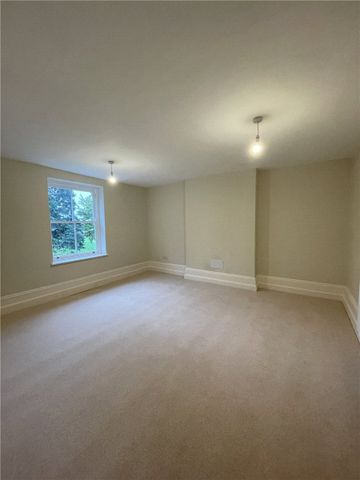 Beautifully renovated four-bed semi-detached home. Located just outside Sutton-upon-Derwent and 8 miles from York Large garden and off-street parking. Master bedroom with en-suite and three additional spacious bedrooms. - Photo 3